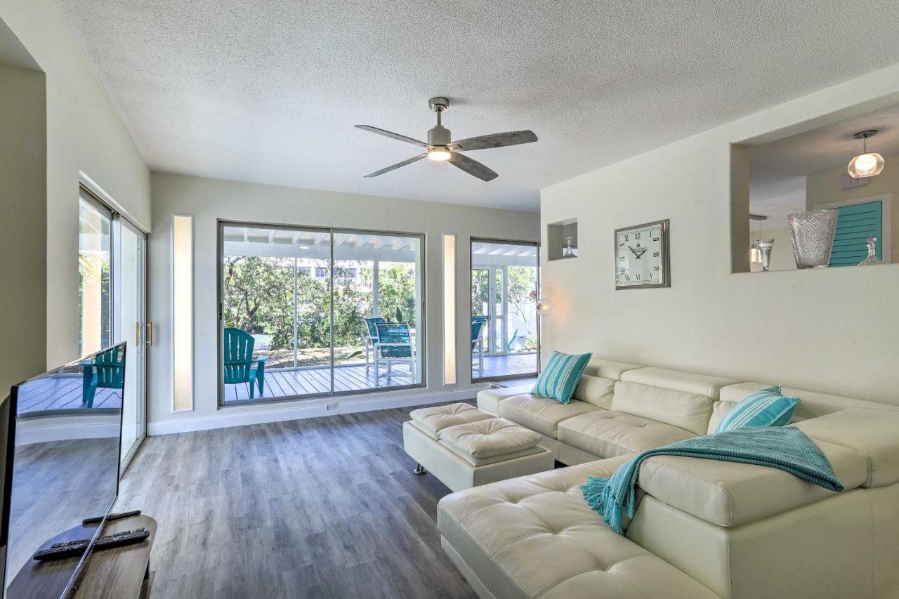 Tropical Waterfront Location! *