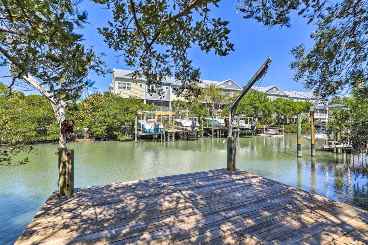 Tropical Waterfront Location! *