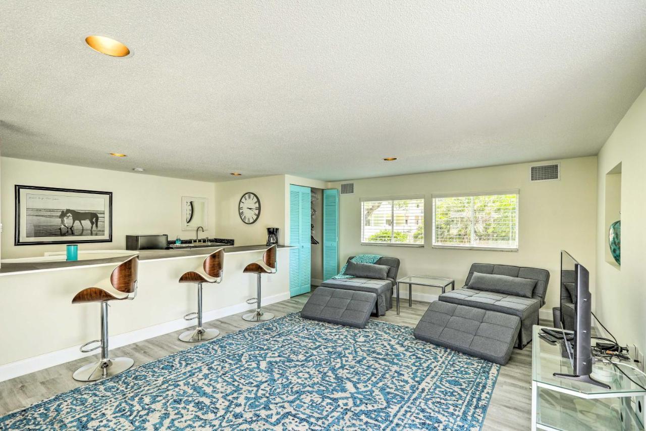 Tropical Waterfront Location!
