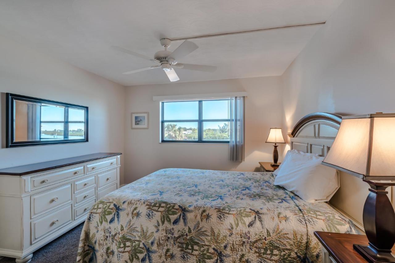 Bay Shores Yacht & Tennis 208, 2 Bedrooms, Sleeps 6, Heated Pool, Spa, Bay View Clearwater Beach