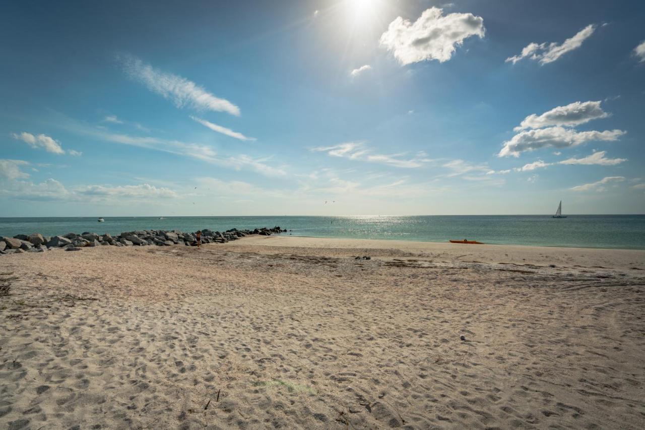 Apartment Bay Shores Yacht & Tennis 208, 2 Bedrooms, Sleeps 6, Heated Pool, Spa, Bay View Clearwater Beach