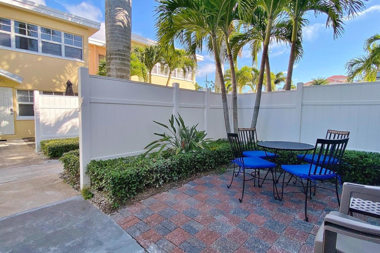 Barefoot Beach E102 Apartment