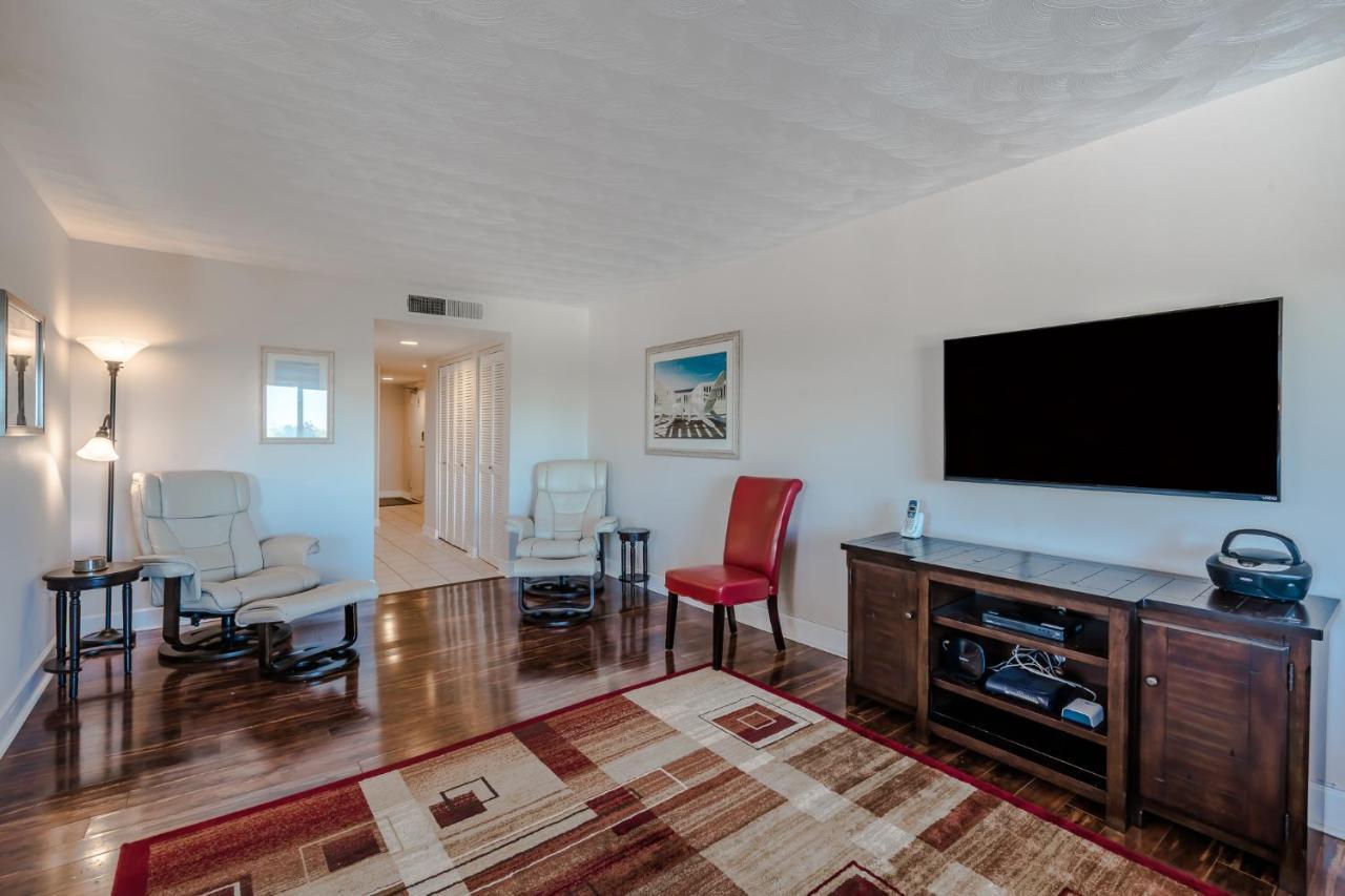 Apartment Bay Shores Yacht & Tennis 208, 2 Bedrooms, Sleeps 6, Heated Pool, Spa, Bay View Clearwater Beach