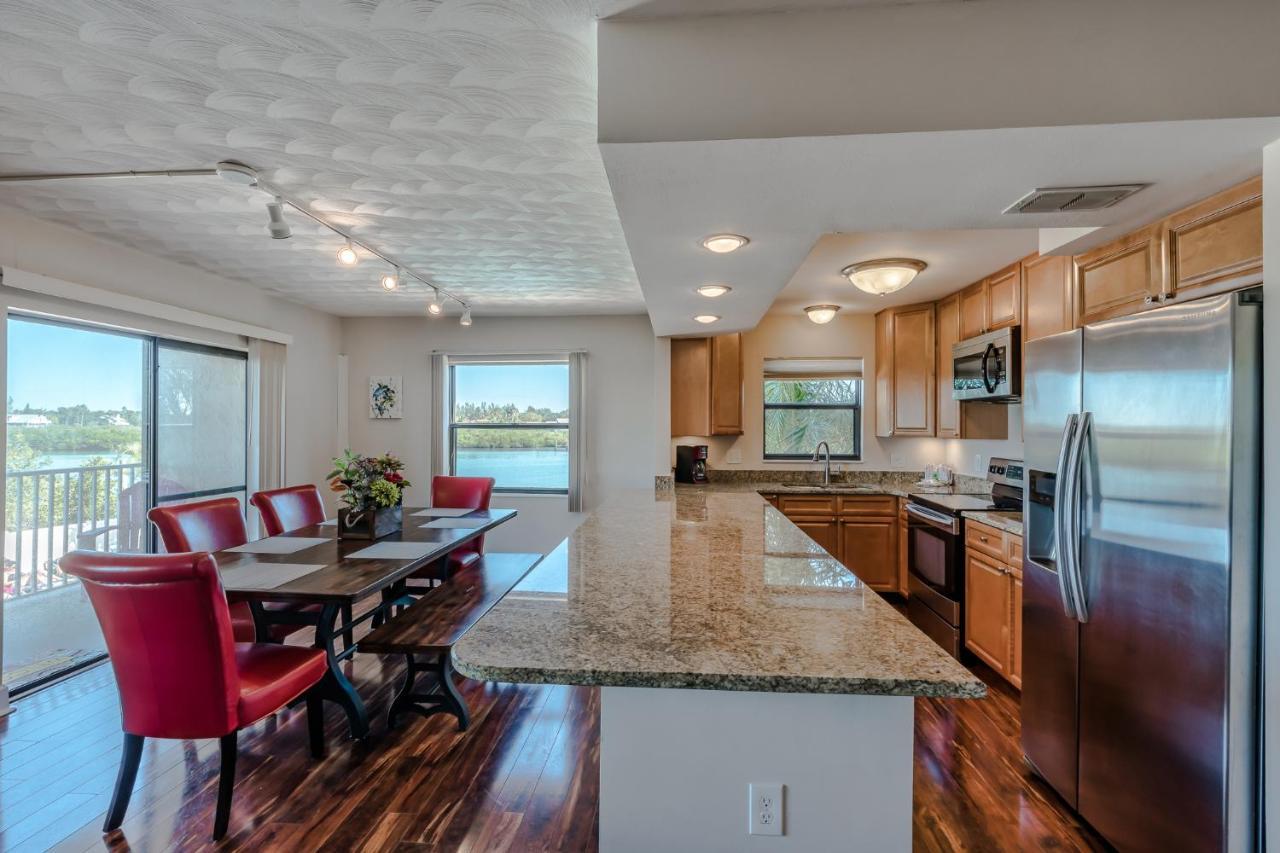 Bay Shores Yacht & Tennis 208, 2 Bedrooms, Sleeps 6, Heated Pool, Spa, Bay View Apartment