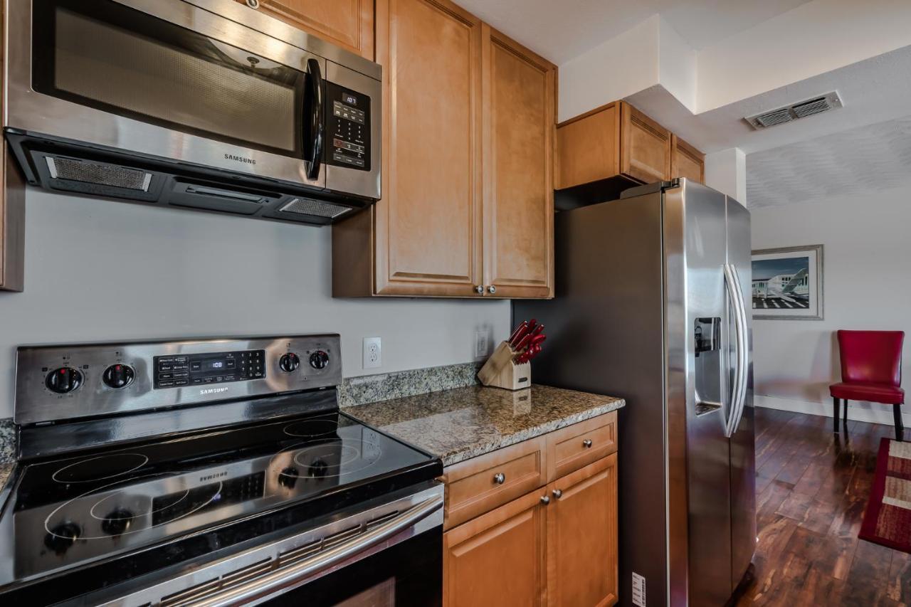 Bay Shores Yacht & Tennis 208, 2 Bedrooms, Sleeps 6, Heated Pool, Spa, Bay View Apartment Clearwater Beach