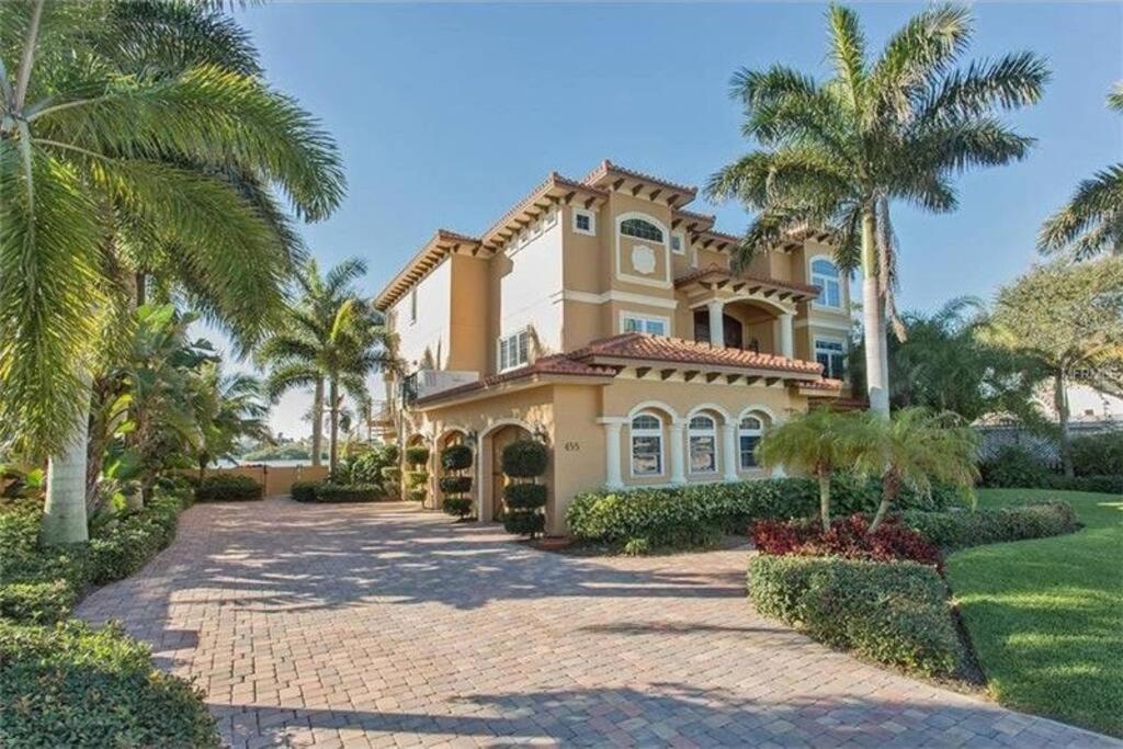 Large Mediterranean Oasis - Water Views & Pool Holiday home *