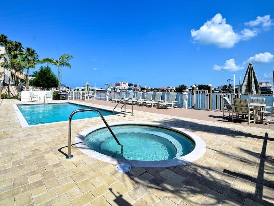 Waterfront -3br - 2kings -pool Balcony - * Clearwater Beach