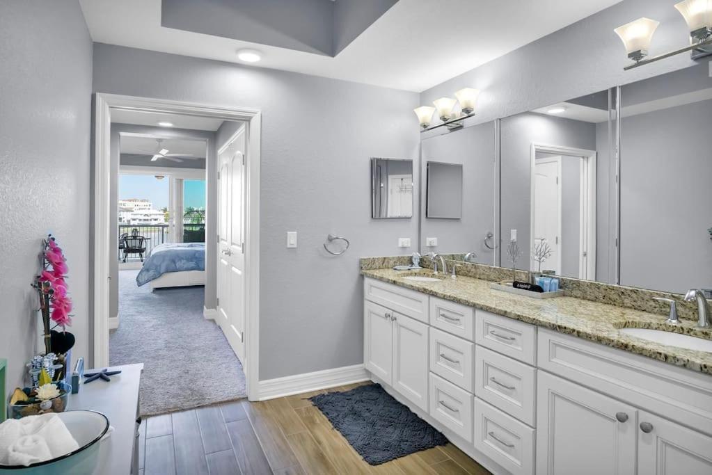 Waterfront -3br - 2kings -pool Balcony - Clearwater Beach