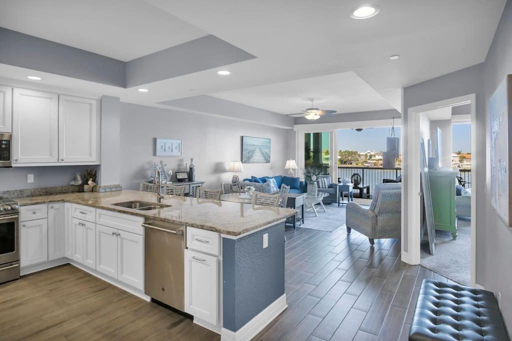 Waterfront -3br - 2kings -pool Balcony -