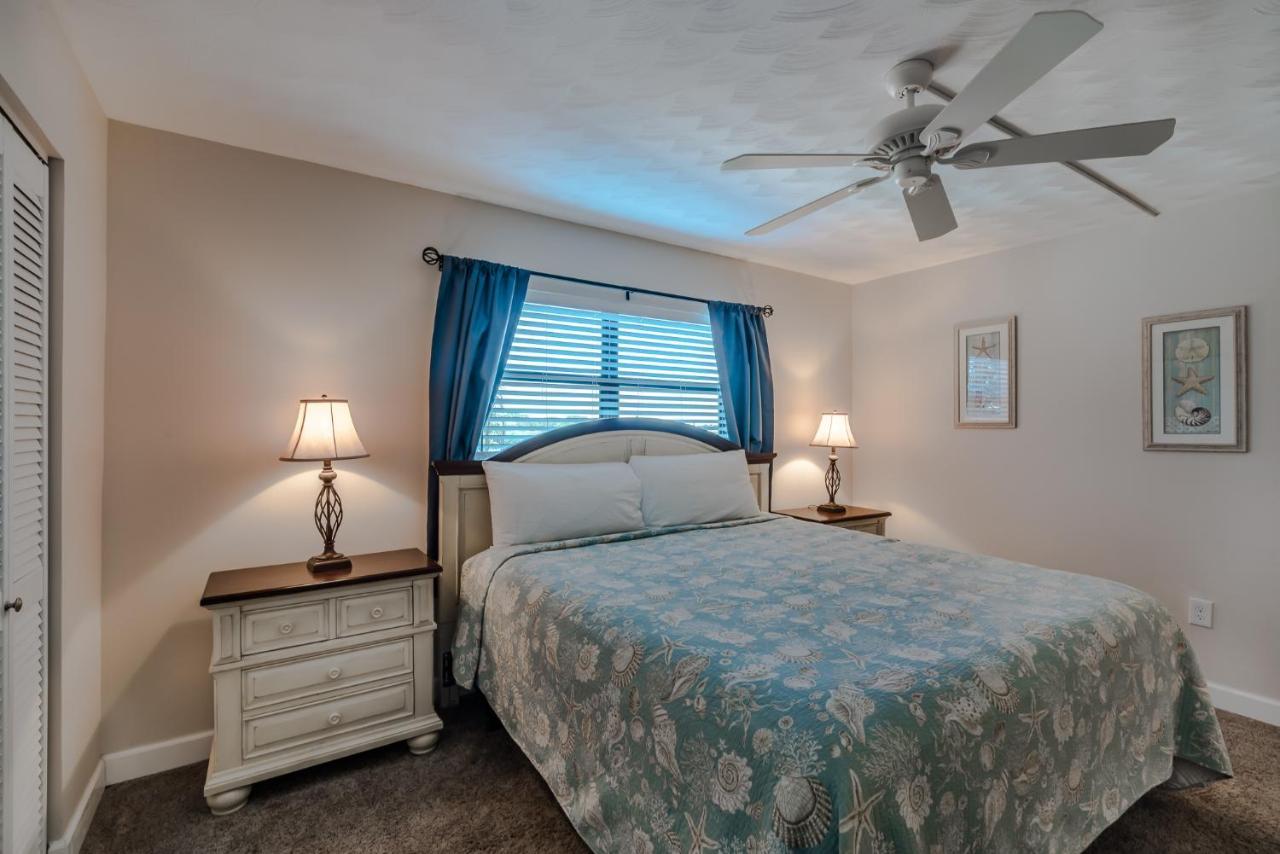 Bay Shores Yacht & Tennis 208, 2 Bedrooms, Sleeps 6, Heated Pool, Spa, Bay View * Clearwater Beach