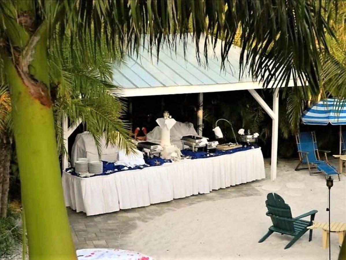 Coconut Grove 8 *