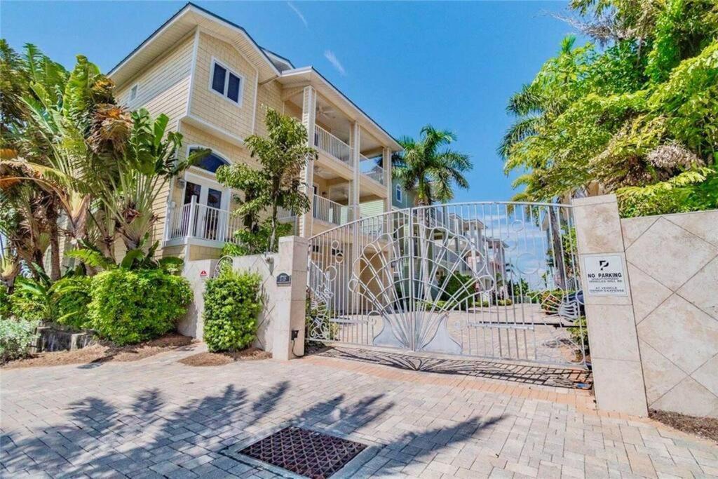 Luxury House - Steps To The Holiday home *