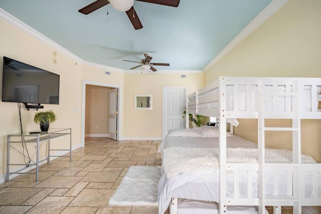 Luxury House - Steps To The Holiday home Clearwater Beach