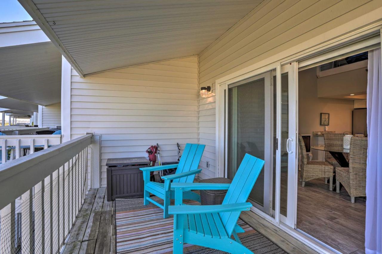 Walk To With Pool In Indian Shores! Apartment