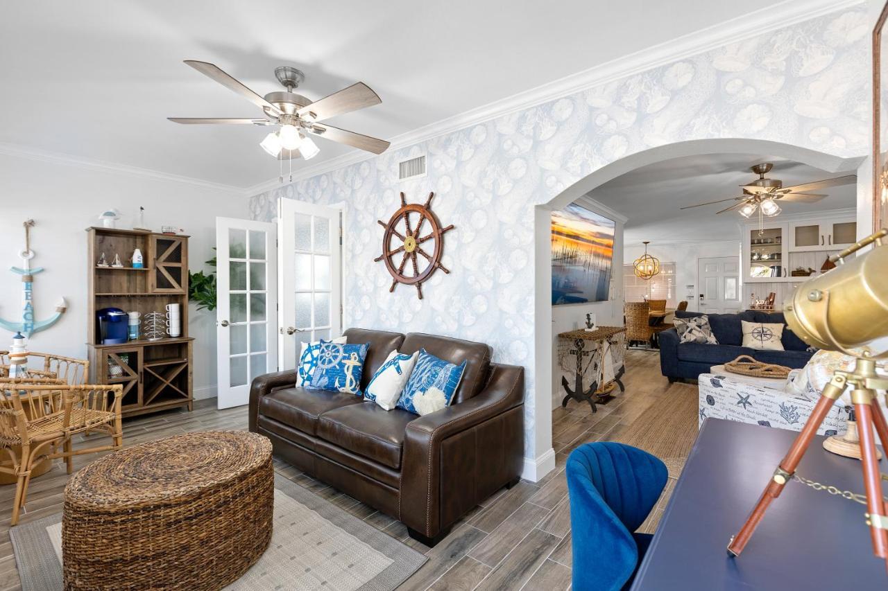 Premier 2bd Waterfront Barefoot Beach