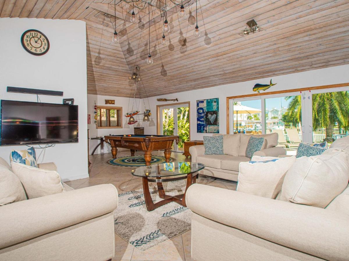 Bay Breeze House Waterfront With Pool Holiday home *