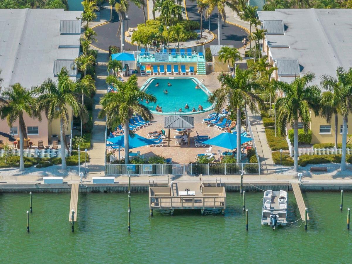 2 Bed-1 Bath With Sunroom, Private Pool And Access! Apartment *