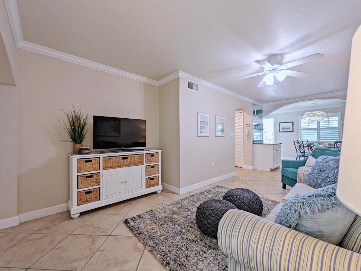 Apartment 2 Bed-1 Bath With Sunroom, Private Pool And Access! *