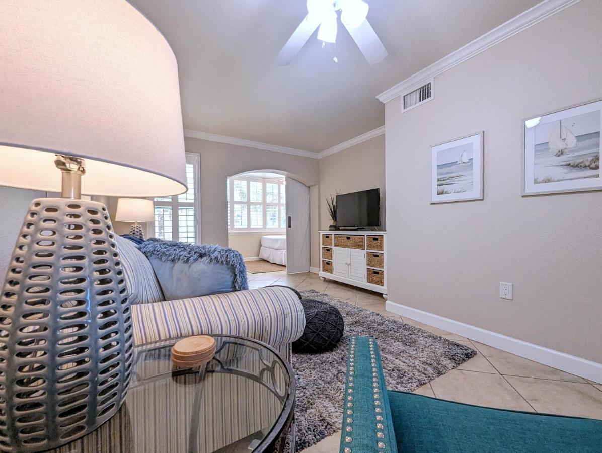 2 Bed-1 Bath With Sunroom, Private Pool And Access! Apartment