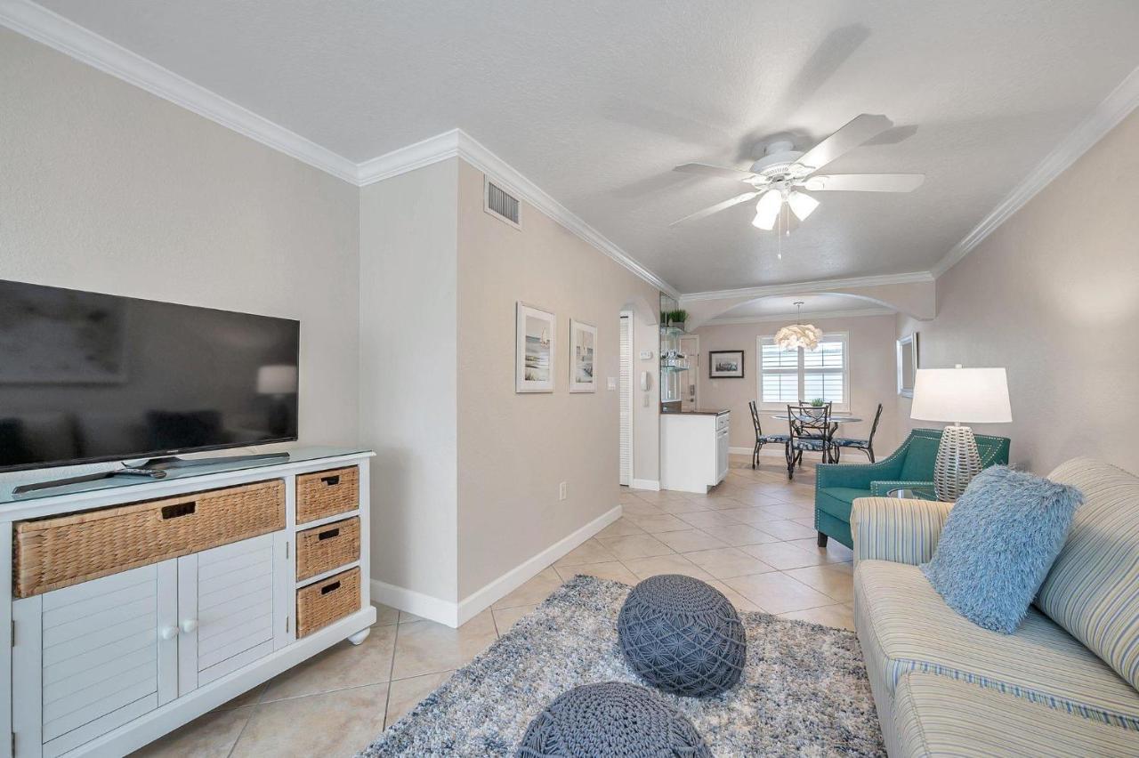 2 Bed-1 Bath With Sunroom, Private Pool And Access! Apartment *