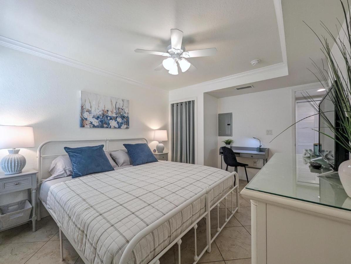 Apartment 2 Bed-1 Bath With Sunroom, Private Pool And Access! *