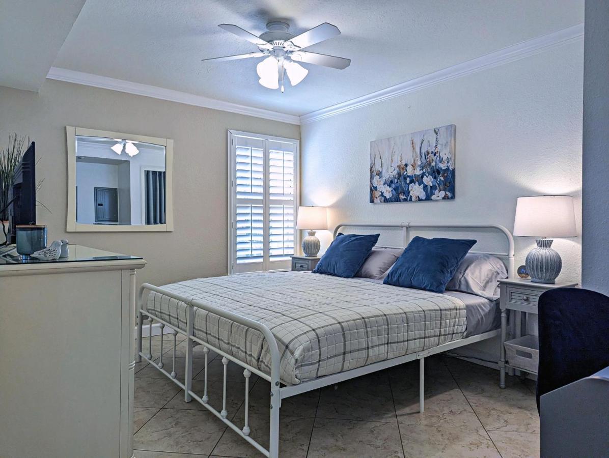 Apartment 2 Bed-1 Bath With Sunroom, Private Pool And Access! *