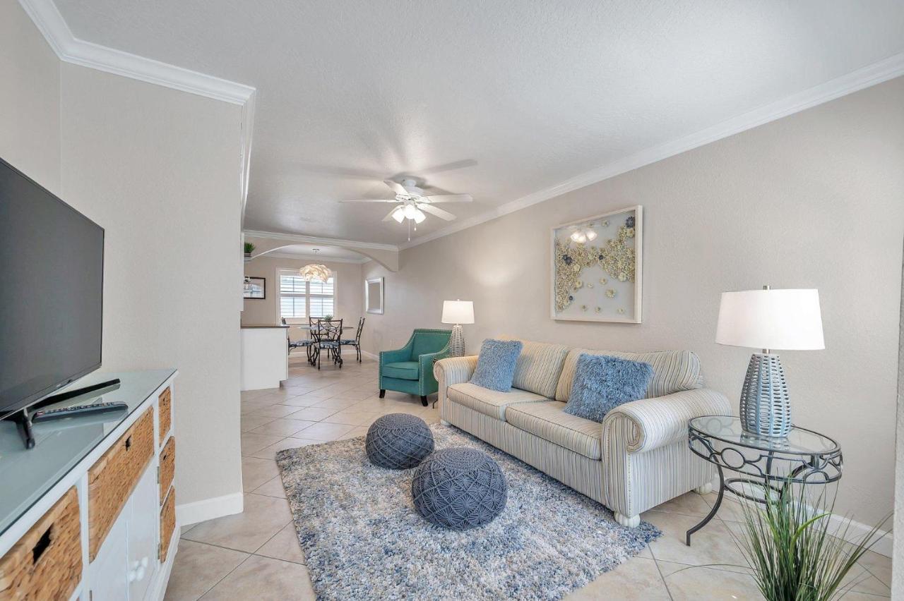 Apartment 2 Bed-1 Bath With Sunroom, Private Pool And Access!