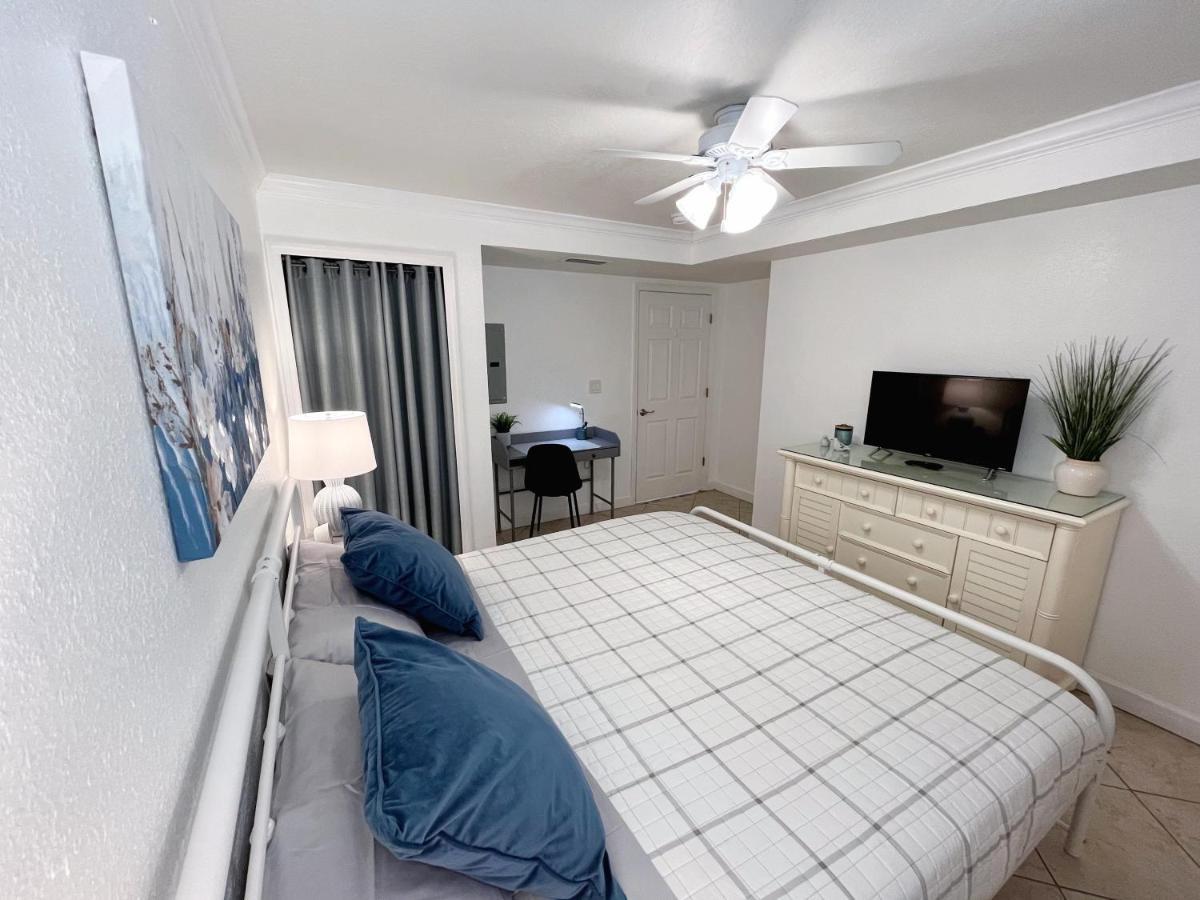2 Bed-1 Bath With Sunroom, Private Pool And Access! *