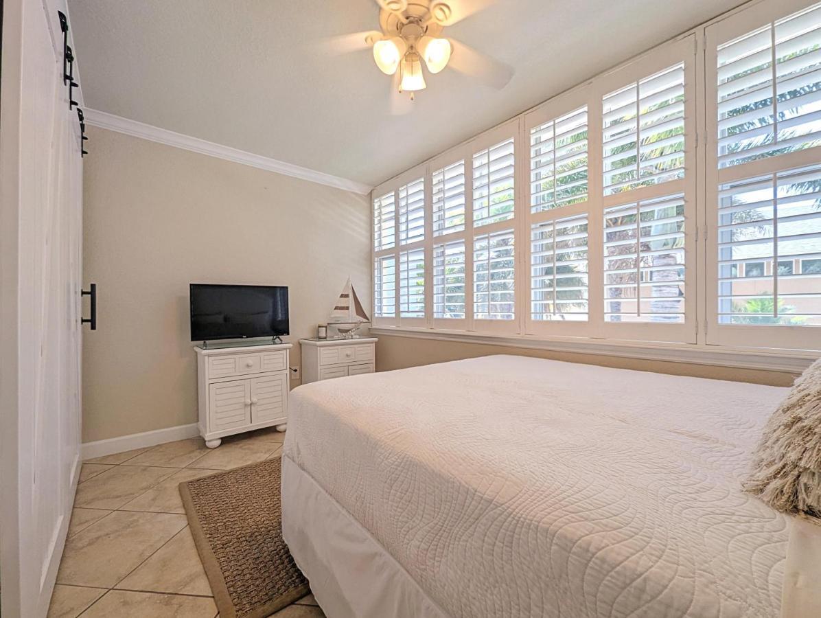 2 Bed-1 Bath With Sunroom, Private Pool And Access! * Clearwater Beach