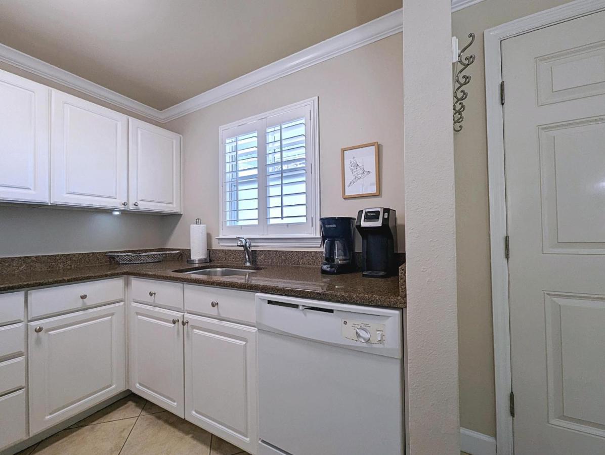 Apartment 2 Bed-1 Bath With Sunroom, Private Pool And Access! *