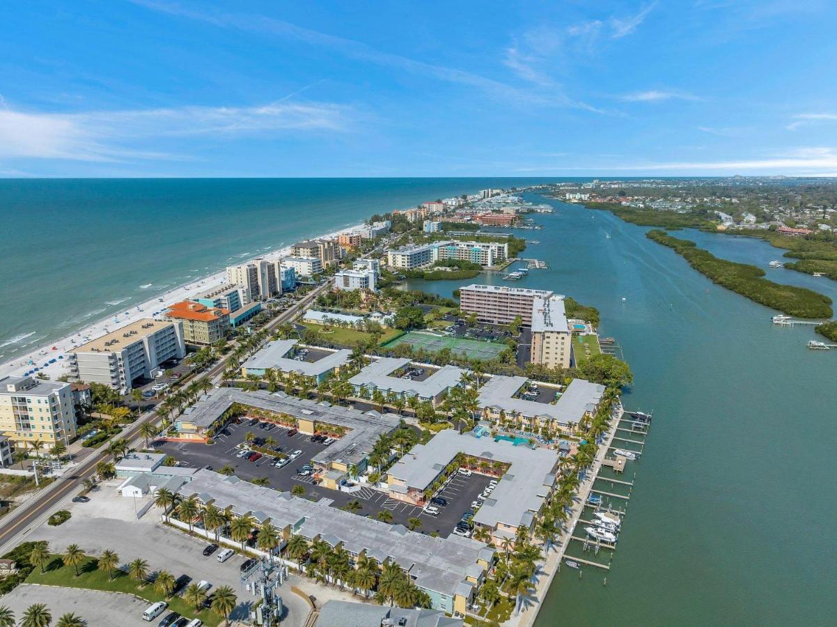 2 Bed-1 Bath With Sunroom, Private Pool And Access! *