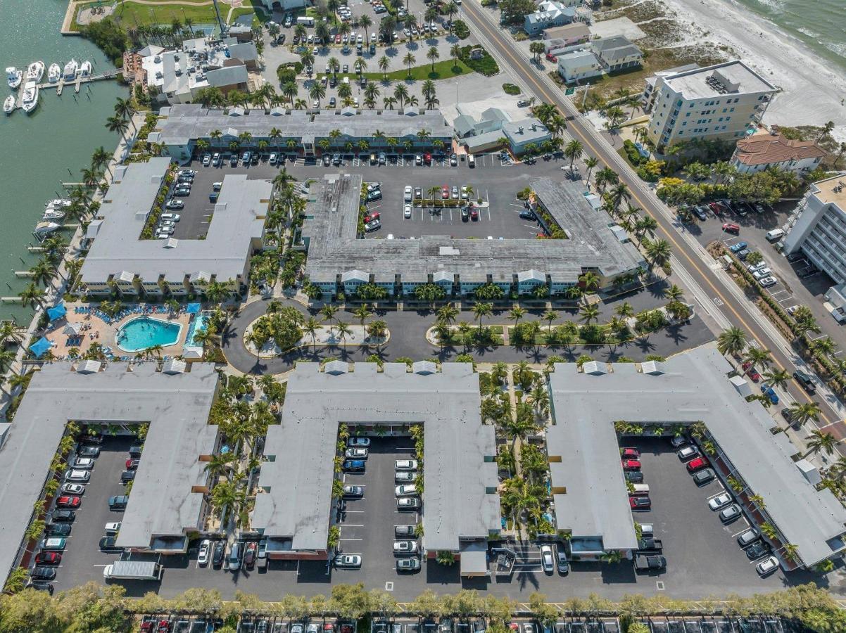 2 Bed-1 Bath With Sunroom, Private Pool And Access! Apartment Clearwater Beach