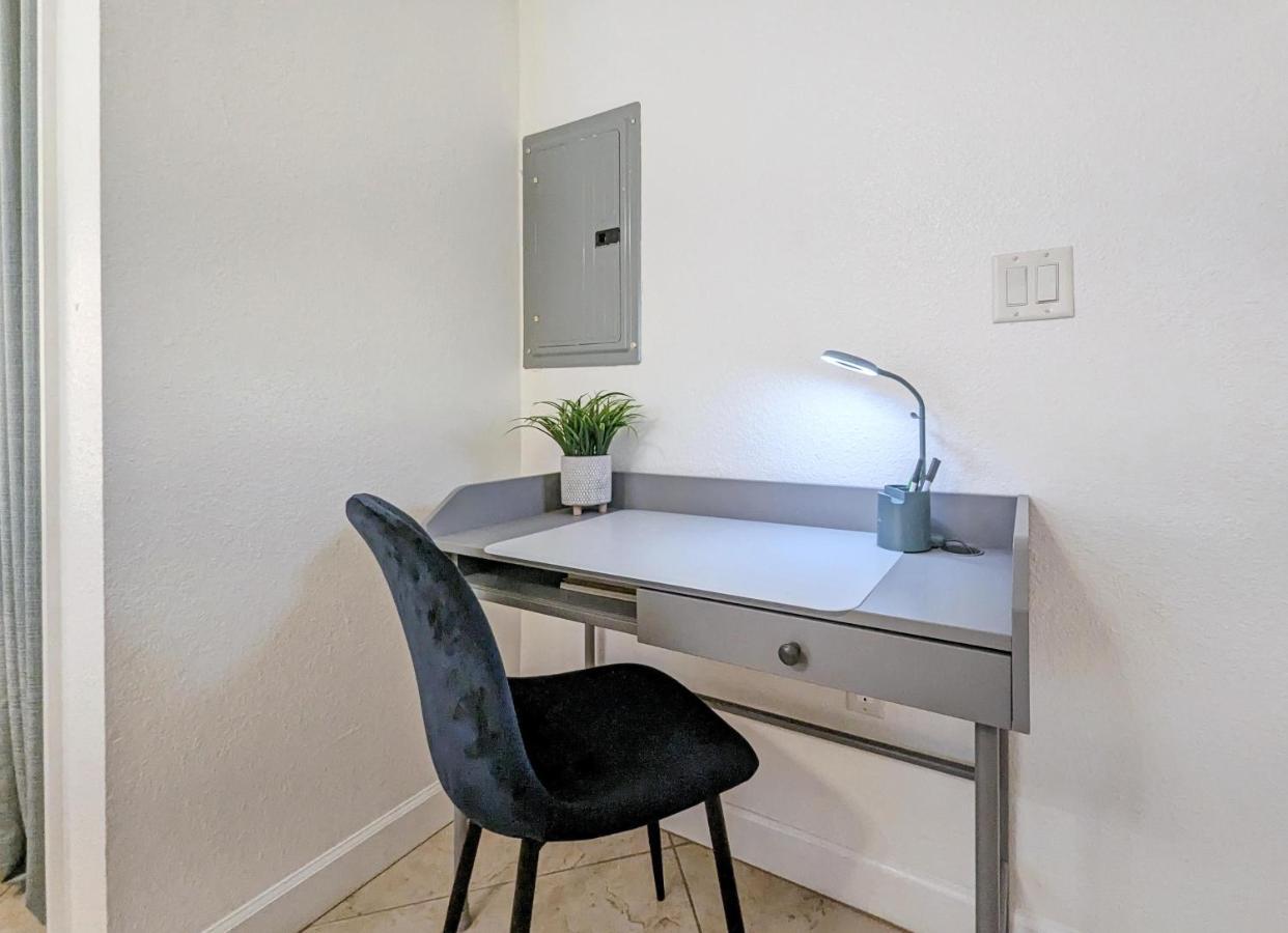 Apartment 2 Bed-1 Bath With Sunroom, Private Pool And Access!