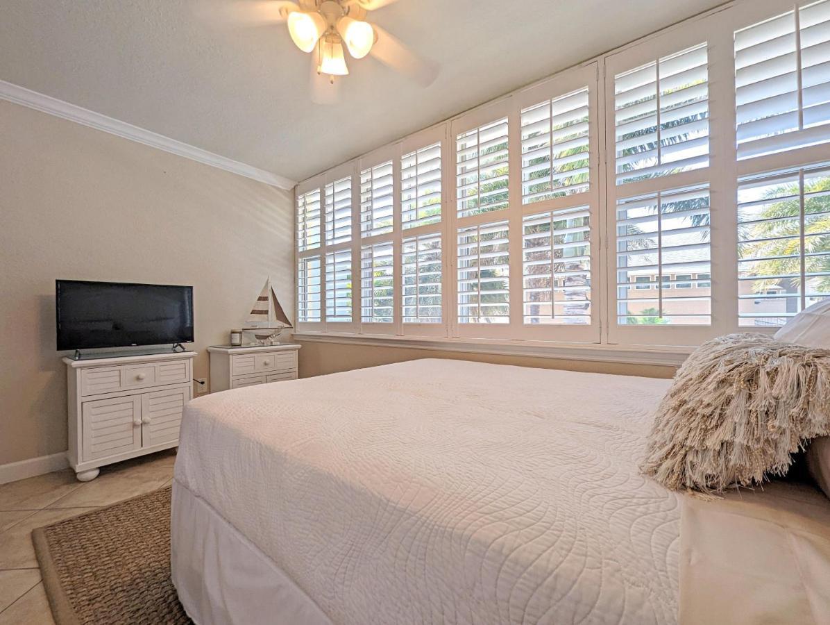 2 Bed-1 Bath With Sunroom, Private Pool And Access! *