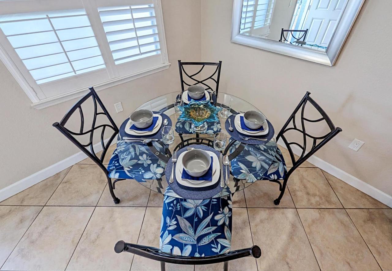 Apartment 2 Bed-1 Bath With Sunroom, Private Pool And Access! *