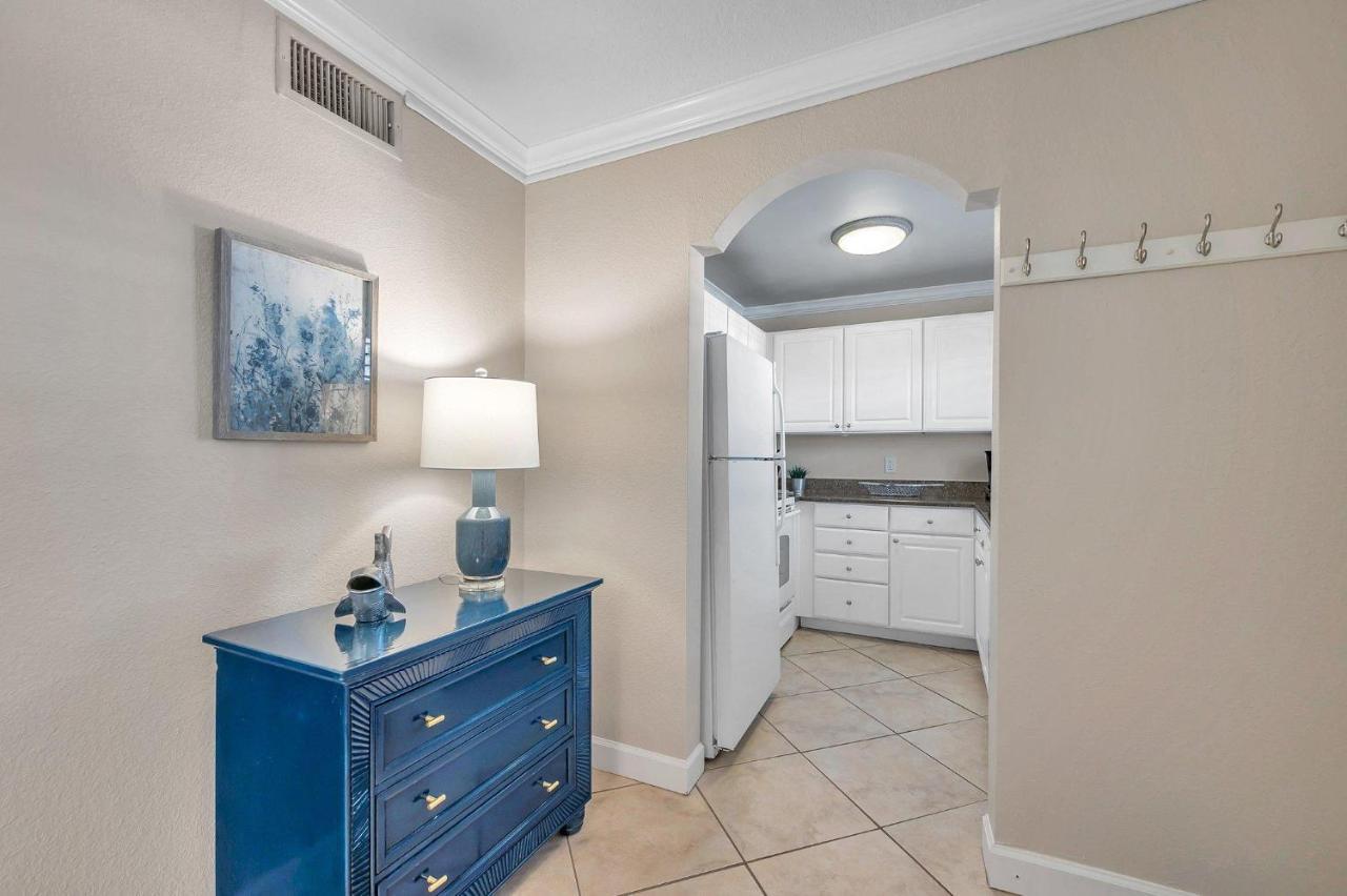 2 Bed-1 Bath With Sunroom, Private Pool And Access! *