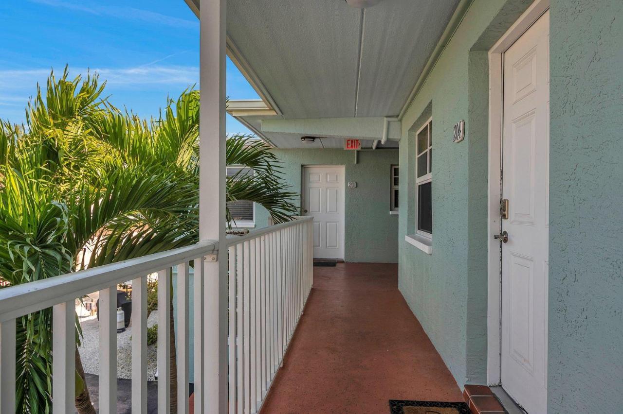 2 Bed-1 Bath With Sunroom, Private Pool And Access!