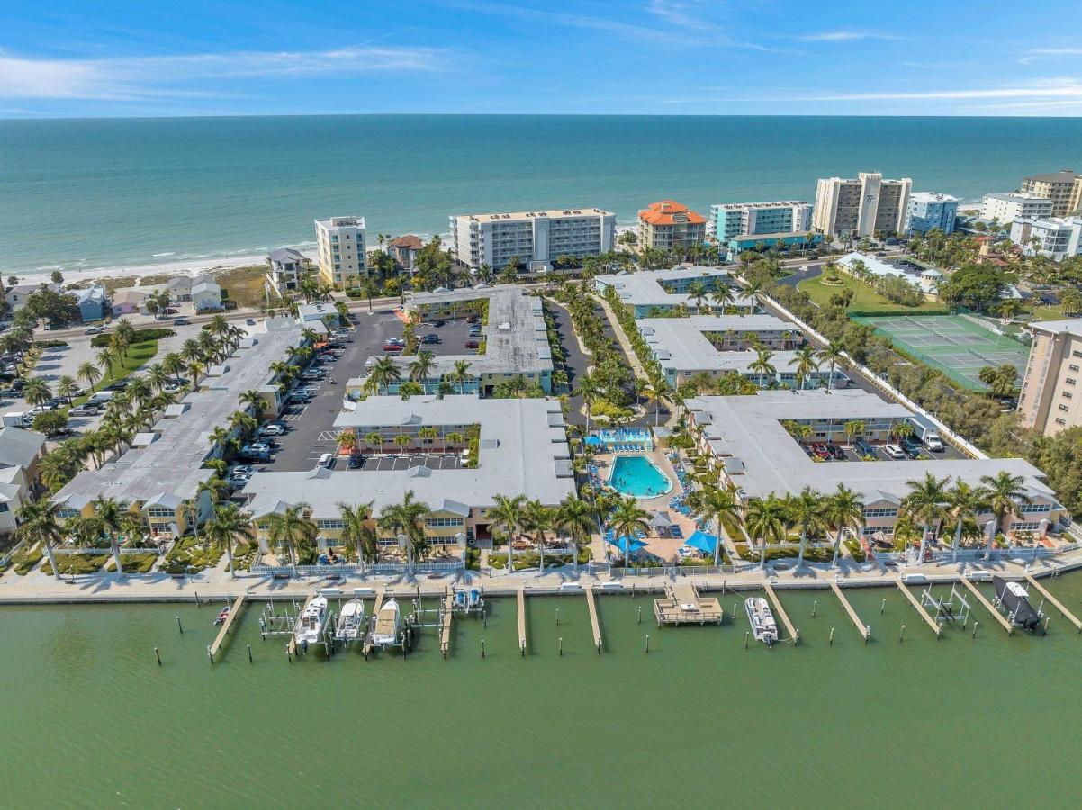 Apartment 2 Bed-1 Bath With Sunroom, Private Pool And Access!
