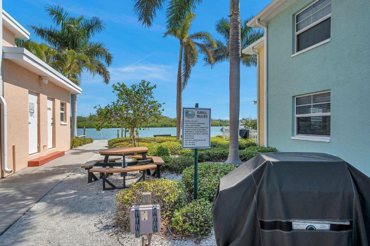 2 Bed-1 Bath With Sunroom, Private Pool And Access! Apartment Clearwater Beach