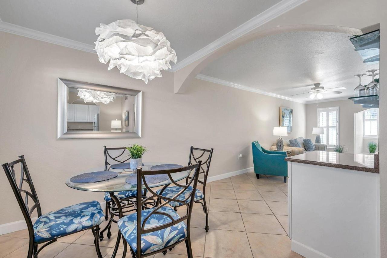 2 Bed-1 Bath With Sunroom, Private Pool And Access! Apartment Clearwater Beach