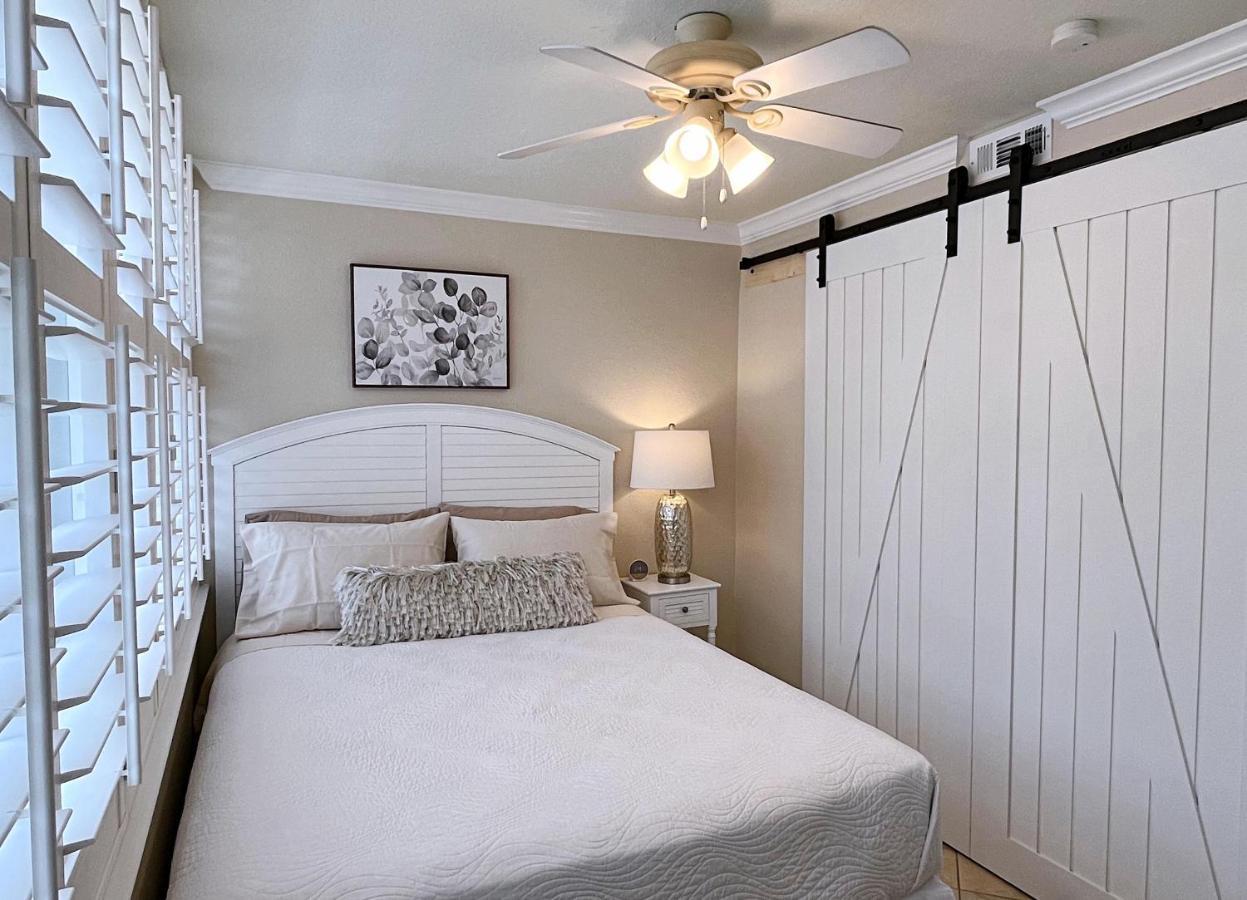 Apartment 2 Bed-1 Bath With Sunroom, Private Pool And Access! Clearwater Beach