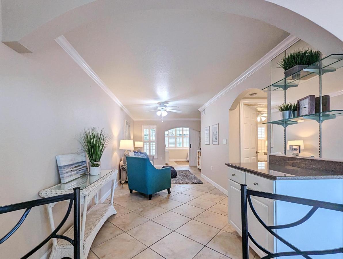 Apartment 2 Bed-1 Bath With Sunroom, Private Pool And Access!