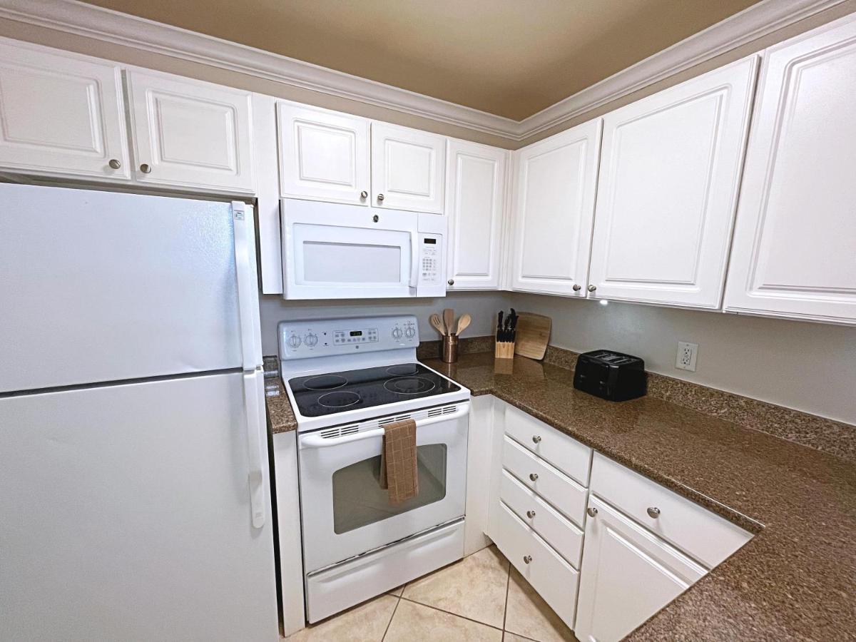 Apartment 2 Bed-1 Bath With Sunroom, Private Pool And Access!