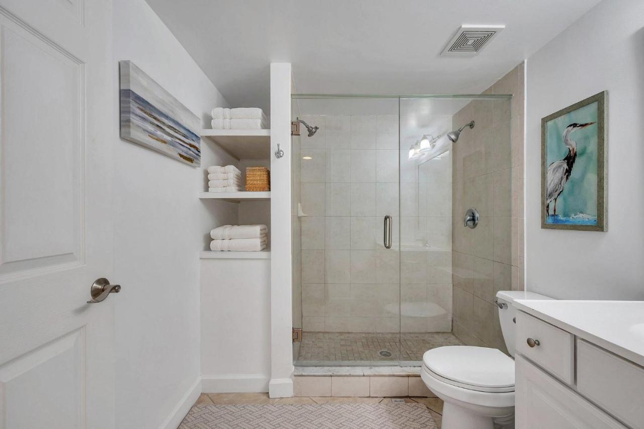 Apartment 2 Bed-1 Bath With Sunroom, Private Pool And Access!