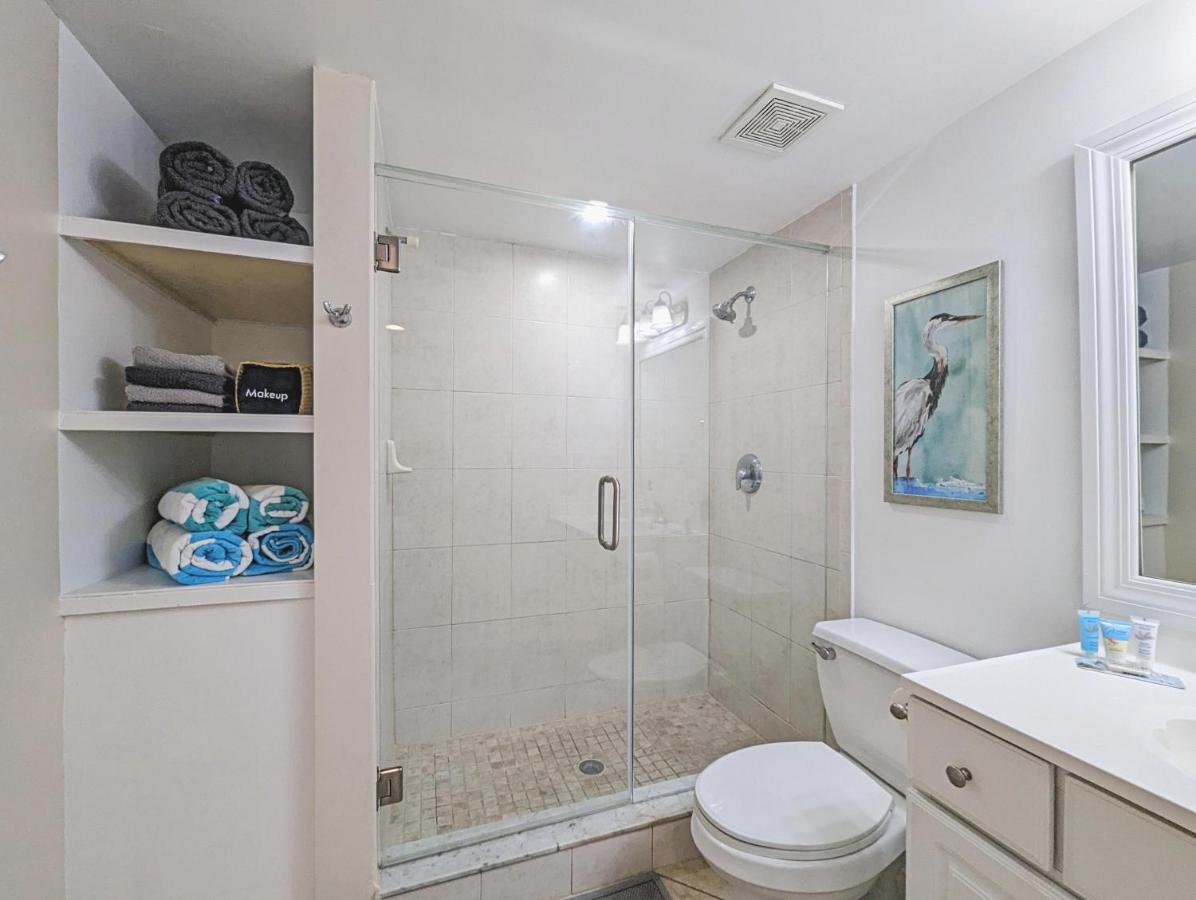 2 Bed-1 Bath With Sunroom, Private Pool And Access! *