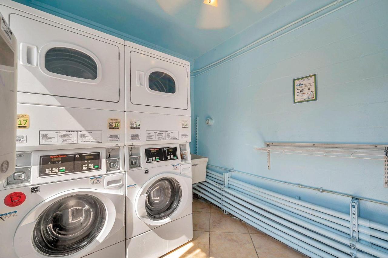 2 Bed-1 Bath With Sunroom, Private Pool And Access! Apartment *