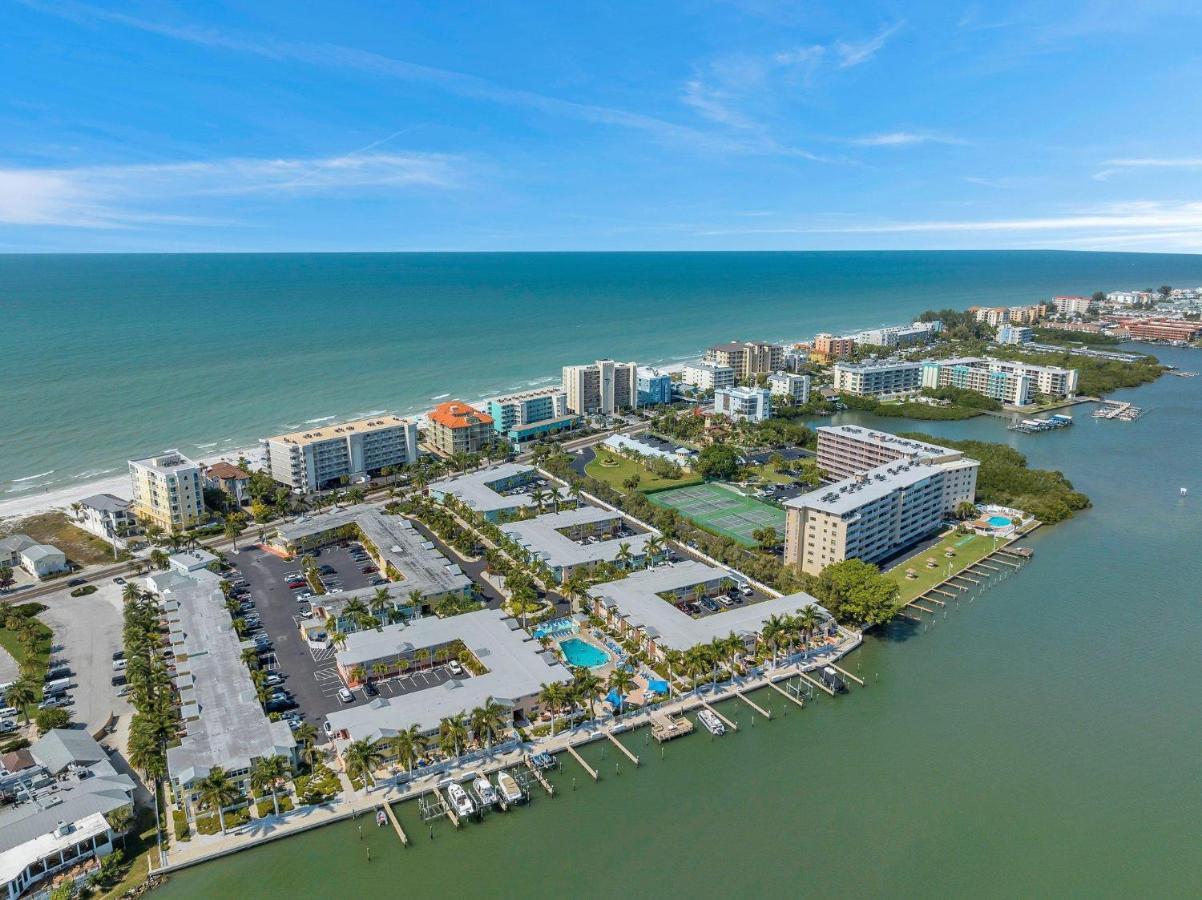 Apartment 2 Bed-1 Bath With Sunroom, Private Pool And Access! Clearwater Beach