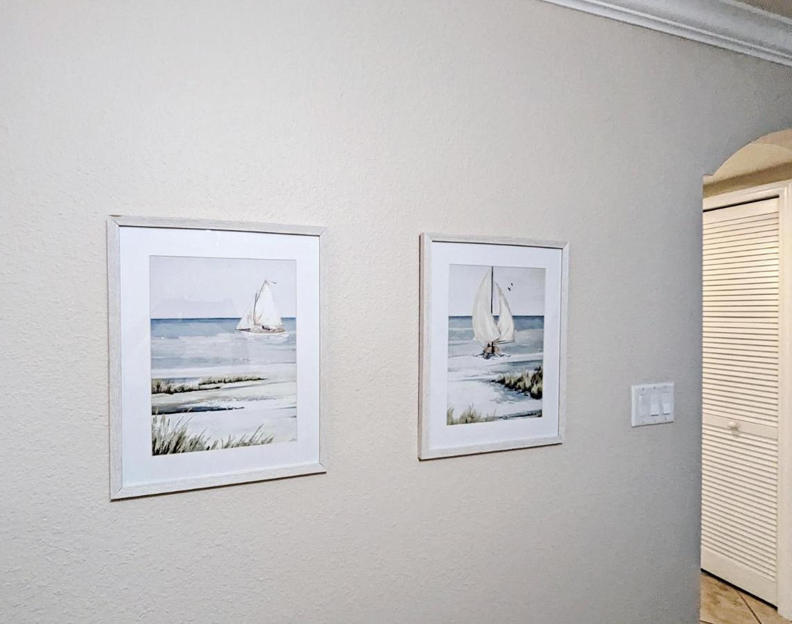 Apartment 2 Bed-1 Bath With Sunroom, Private Pool And Access! *