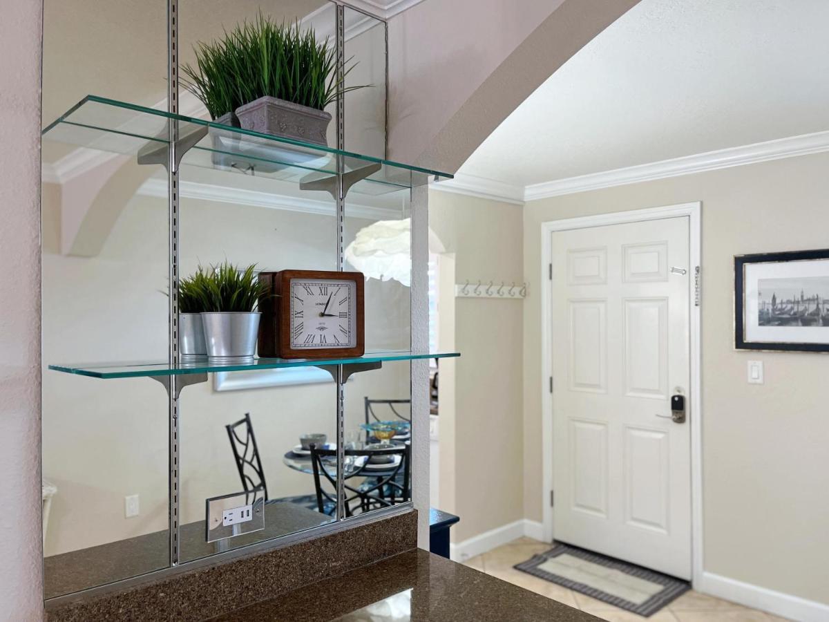 2 Bed-1 Bath With Sunroom, Private Pool And Access! Apartment *