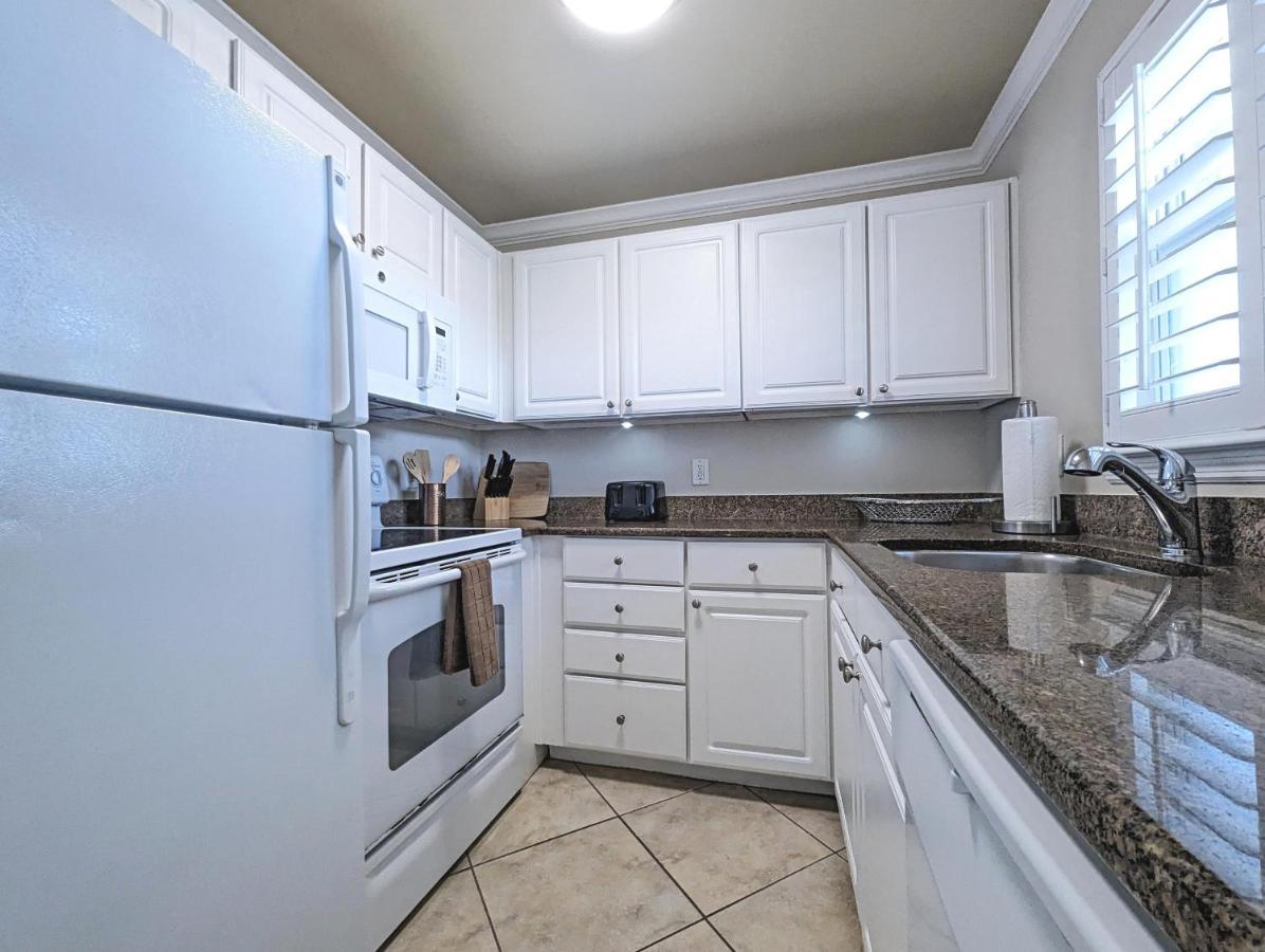 2 Bed-1 Bath With Sunroom, Private Pool And Access! Apartment Clearwater Beach